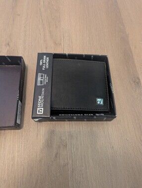 New In Box Stone Mountain Bifold Leather Wallet